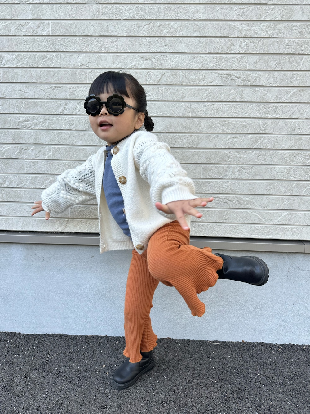 「キッズコーデ、キッズファッション、３歳女の子、カーディガン、白カーディガン、白カーデ、ブルートップス、フレアパンツ、ブラウンパンツ、キッズブーツ、黒ブーツ、ブラックブーツ」｜「ZARAのアイテム（カーディガン/ボレロ、ホワイト系）」を使った、ツッキーさん（キッズ・100cm）の冬コーディネートの1枚目の写真