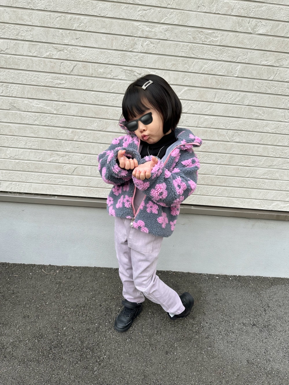 「キッズコーデ、キッズファッション、お出かけコーデ、冬アウター、4歳女の子、冬を彩る色いろコーデ、カジュアル、ボアジャケット、花柄アウター、紫サロペット、紫オーバーオール、黒スニーカー、黒とっくり、黒インナー、黒ニット」｜「SHEINの100cm（ジャケット/アウター、グレー系）」を使った、ツッキーさん（キッズ・100cm）の冬コーディネートの1枚目の写真