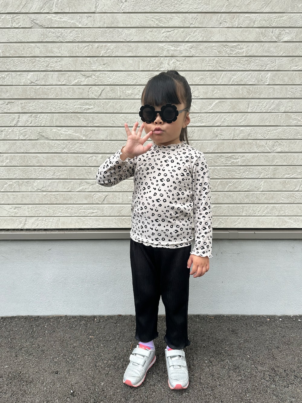 「キッズファッション、キッズコーデ、おんなのこ、女の子、4歳、4歳２ヶ月、アニマル柄、ヒョウ柄トップス、黒パンツ、シルバースニーカー、休日スタイル、休日コーデ、ランチコーデ、4歳女の子、女の子コーデ」｜「しまむらの100㎝（Tシャツ/カットソー、その他）」を使った、ツッキーさん（キッズ・100cm）の春コーディネートの1枚目の写真