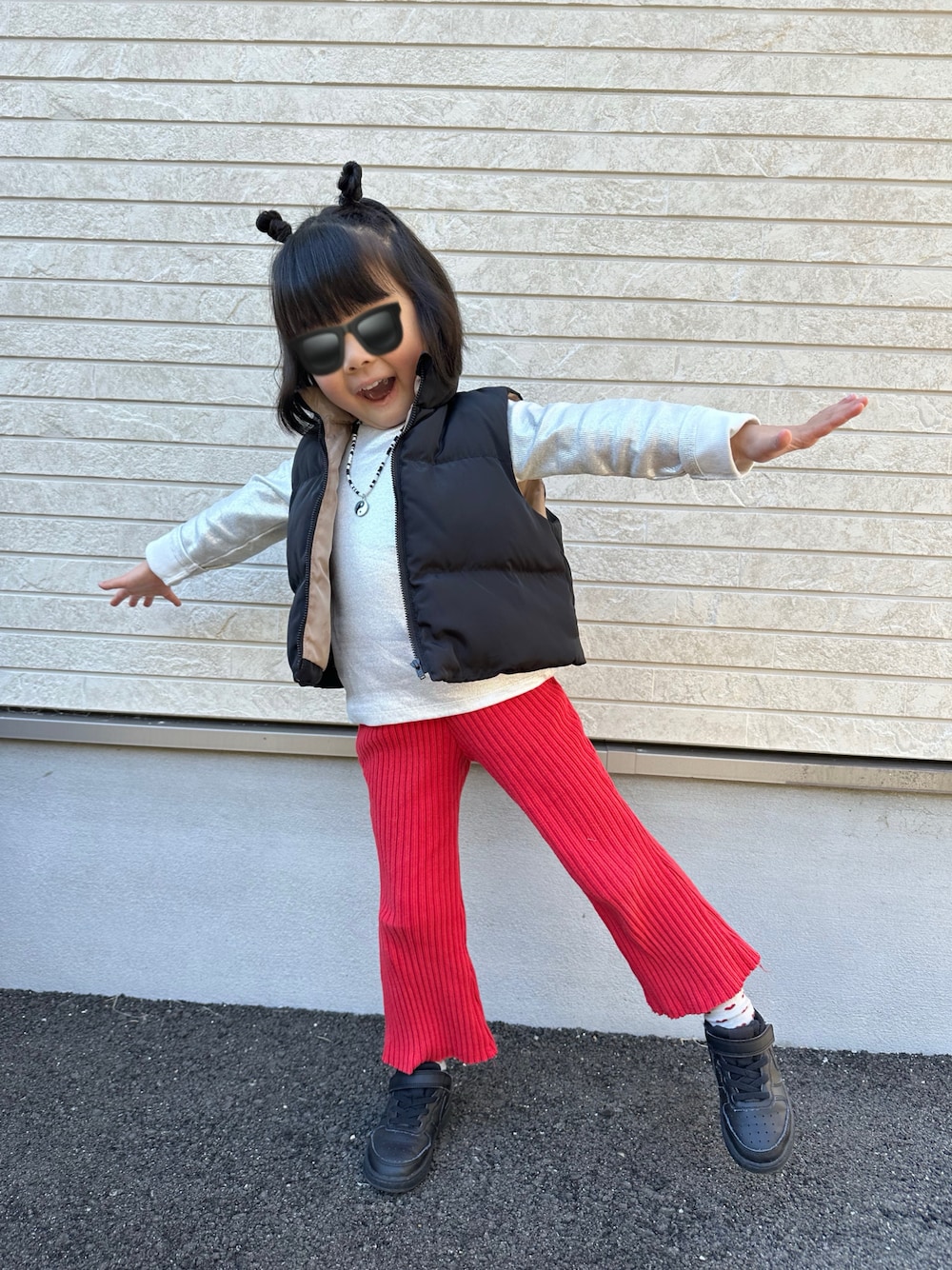 「春コーデ、キッズファッション、休日スタイル、スニーカー、春服コーデ、5歳、5歳女の子、ダウンベスト、赤パンツ、黒スニーカー、NIKE、キッズ、キッズコーデ、シルバートップス、ZARA KIDS」｜「ZARAの110㎝（トップス、シルバー系）」を使った、ツッキーさん（キッズ・100cm）の冬コーディネートの1枚目の写真