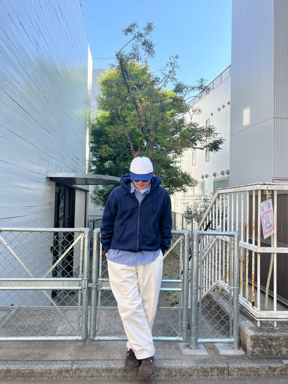 「シティーボーイ、レイヤード」｜「AURALEEのアイテム（パーカー、ブルー系）」を使った、manatooo1736さん（メンズ・172cm）の春コーディネートの1枚目の写真