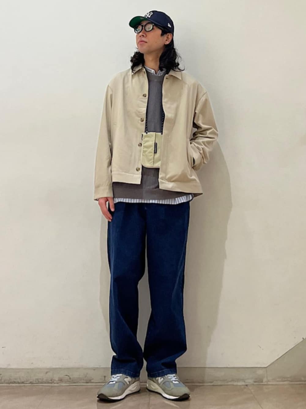 「SHIPS、SHIPS any、シップスエニィ、春コーデ、NEW ERA、ブルゾン、ベスト、シャツ」｜「MAISON CANVVASの【MonoMax web掲載】【SHIPS any別注】MAISON CANVVAS: ニューノーマル マルチ ポーチ◇（ポーチ、ベージュ系）」を使った、奥原さん（メンズ・177cm）の春コーディネートの1枚目の写真