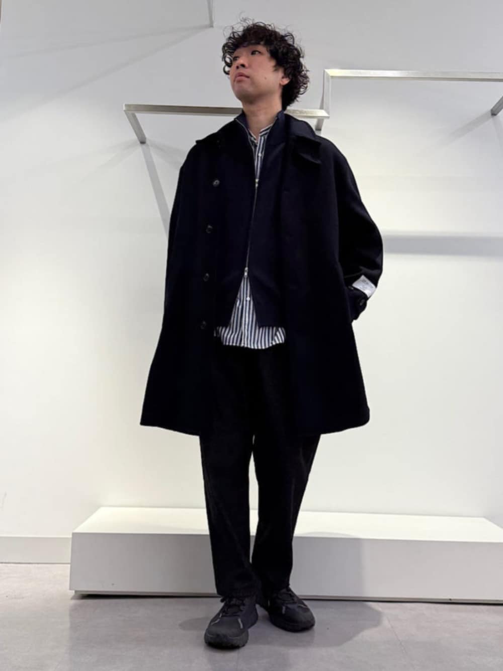 ブルー系のステンカラーコート、ブルー系のシャツ/ブラウス、ブルー系のカーディガン/ボレロを着用したメンズの冬コーディネートの1枚目の写真