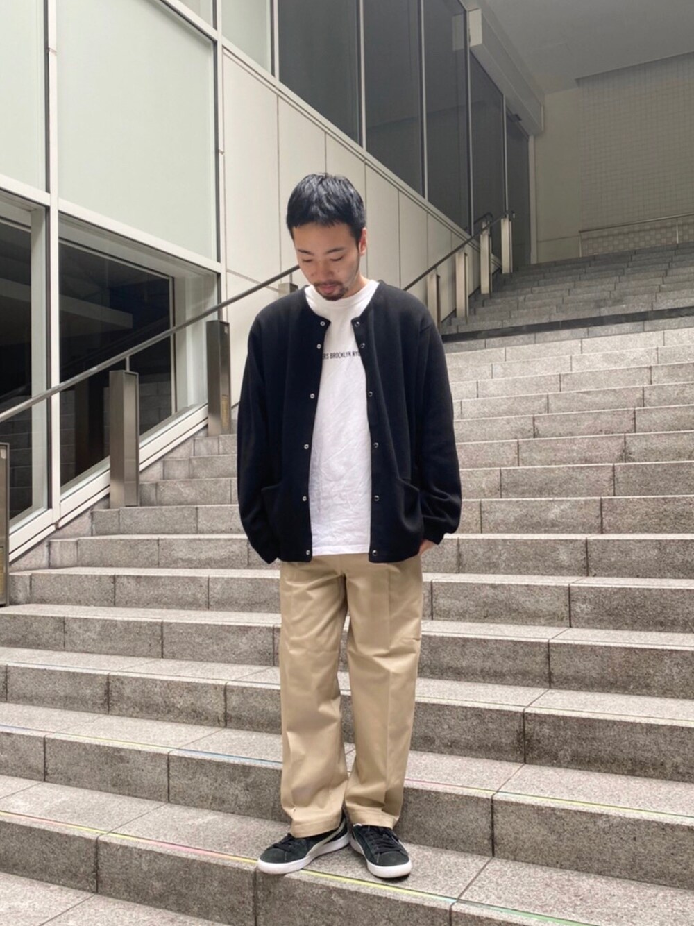 「チャオパニック、ciaopanic、チノパン、カーディガン、ノーカラー、秋のコーデ、だから秋服が好き、ワイドパンツ」｜「CIAOPANICのエコリッチニットカーディガン（カーディガン/ボレロ、ブラック系）」を使った、takushutoさん（メンズ・173cm）の秋コーディネートの1枚目の写真