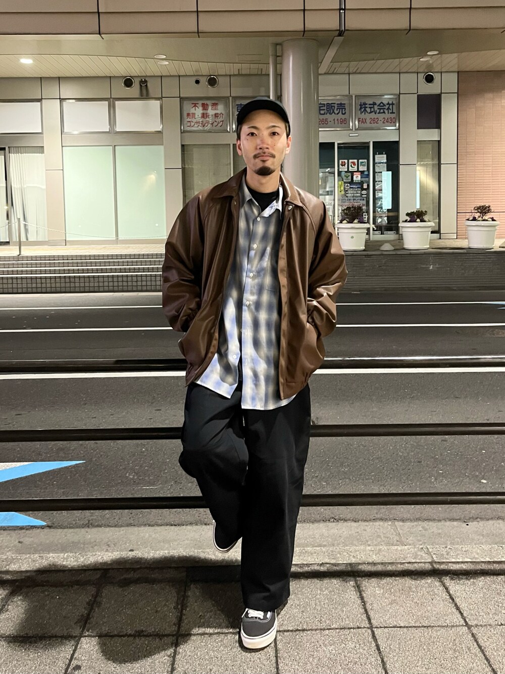 「ワイドパンツ、レザージャケット、フェイクレザー、オンブレチェック、チェックシャツ」｜「CIAOPANICのオーバーサイズフェイクレザージャケット（ブルゾン、ブラウン系）」を使った、takushutoさん（メンズ・173cm）の春コーディネートの1枚目の写真