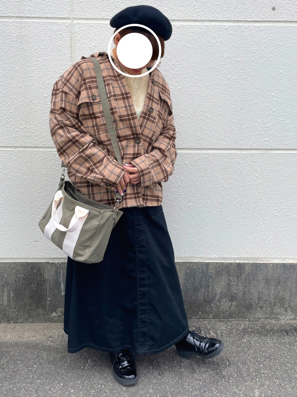 ホワイト系のニット/セーター、ブラウン系のジャケット/アウター、ブラック系のデニムスカートを着用したレディースの冬コーディネートの1枚目の写真