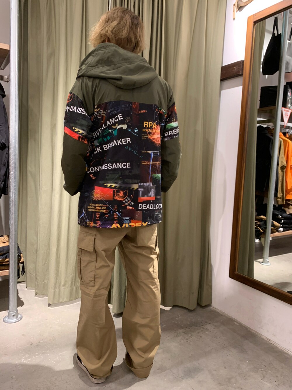 「カジュアル、秋のコーデ、AVIREX、総柄、ロング丈、フォローミー、AVIREX梅田店、いいね、save、フォローお願いします🤑、いいね返し、ファッションの力を信じよう」｜「AVIREXのファイターフォト スタンド ジップ ジャケット / FIGHTER PHOTO STAND ZIP JACKET  / AVIREX / アヴィレックス（ブルゾン、グリーン系）」を使った、アオさん（メンズ・176cm）の夏コーディネートの1枚目の写真