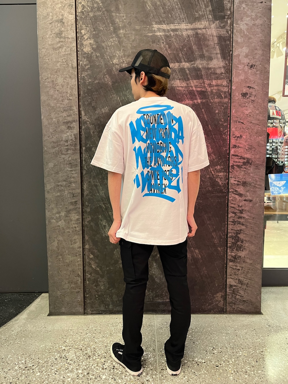 「AVIREX、オーバーサイズ、スニーカーコーデ、休日スタイル、カジュアルコーデ、お洒落さんとつながりたい、春服コーデ、AVIREX梅田店、いいね、save、フォローお願いします🤑、ファッションの力を信じよう」｜「AVIREXのLOGO MESH CAP / ロゴ メッシュ キャップ / AVIREX / アヴィレックス（キャップ、ブラック系）」を使った、アオさん（メンズ・176cm）の春コーディネートの1枚目の写真