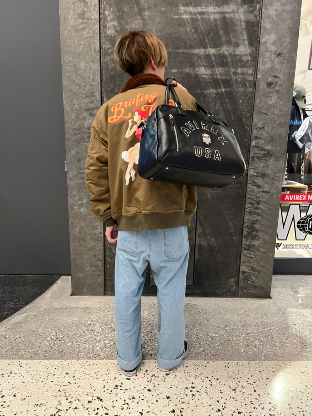「デニム、AVIREX、ボストンバッグ、フォローミー、トータルコーデ、おしゃれさんと繋がりたい、B-10、AVIREX梅田店、いいね、save、フォローお願いします🤑、ファッションの力を信じよう」｜「AVIREXのタイプ B-10 ブリーフィング タイム/TYPE B-10 BRIEFING TIME/アヴィレックス/AVIREX（ミリタリージャケット、グリーン系）」を使った、アオさん（メンズ・176cm）の秋コーディネートの1枚目の写真