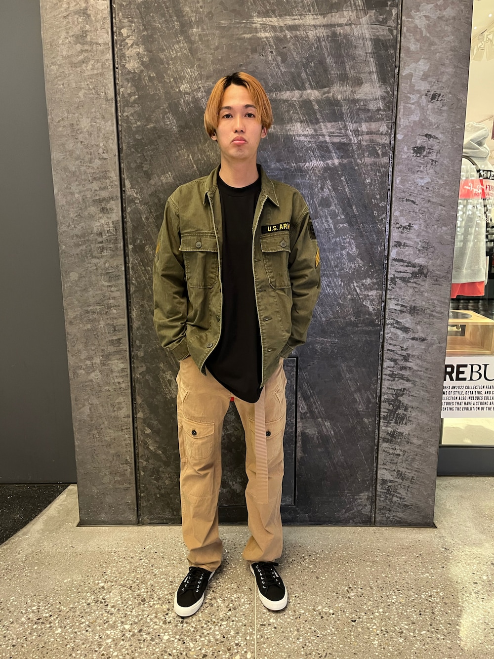 「秋コーデ、おしゃれさんと繋がりたい、AVIREX、AVIREX梅田店、ファッションの力を信じよう、いいね、save、フォローお願いします🤑、いいね返し、いいね＆フォロー よろしくお願いします！、いい友連合、カジュアルコーデ」｜「AVIREXのVINTAGE WASH TYPE OG-107 SHIRTS（シャツ/ブラウス、グリーン系）」を使った、アオさん（メンズ・176cm）の秋コーディネートの1枚目の写真
