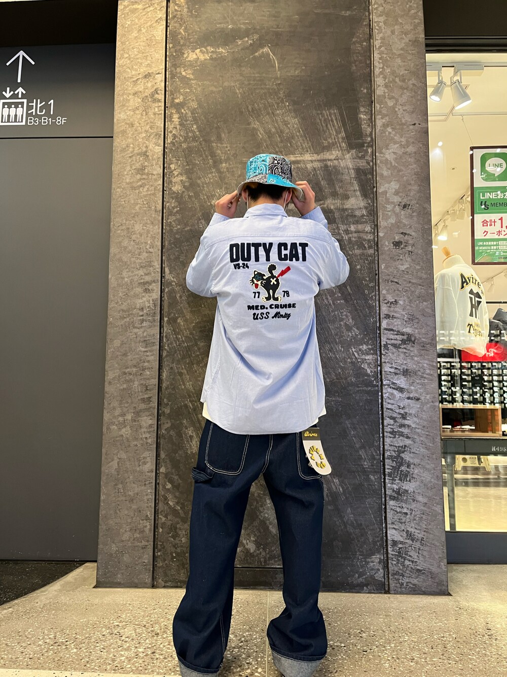 「AVIREX、フォローお願いします、フォローミー、AVIREXBelle、AVIREX梅田店、いいね＆フォロー よろしくお願いします！、いいね、save、フォローお願いします🤑、いいね返し、いいね!お気に入りフォルダーインフォローお願いします、ファッションの力を信じよう」｜「AVIREXの長袖 オックスフォード シャツ デューティキャット / LONG SLEEVE OXFORD SHIRT DUTY CAT /アヴィレックス / AVIREX（シャツ/ブラウス、ブルー系）」を使った、アオさん（メンズ・176cm）の冬コーディネートの1枚目の写真