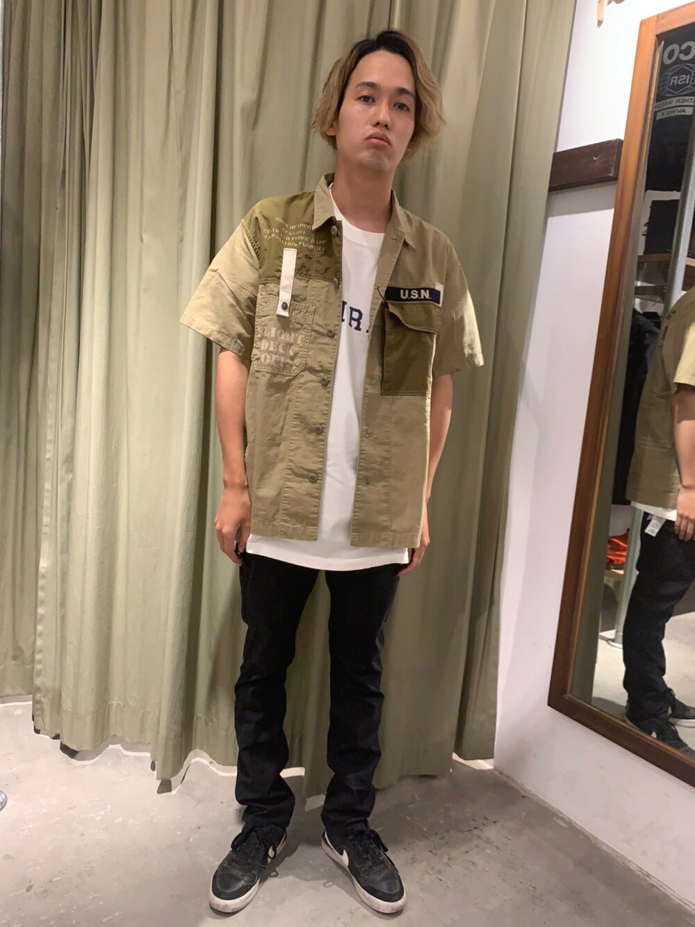 ホワイト系のTシャツ/カットソー、グリーン系のシャツ/ブラウス、グリーン系のその他パンツを着用したメンズの夏コーディネートの1枚目の写真