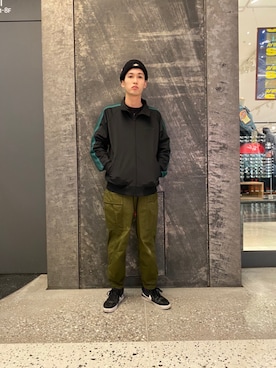 「AVIREX（アヴィレックス）のアイテム（ジャージ）」を使った、アオさん（メンズ・176cm）の冬コーディネート