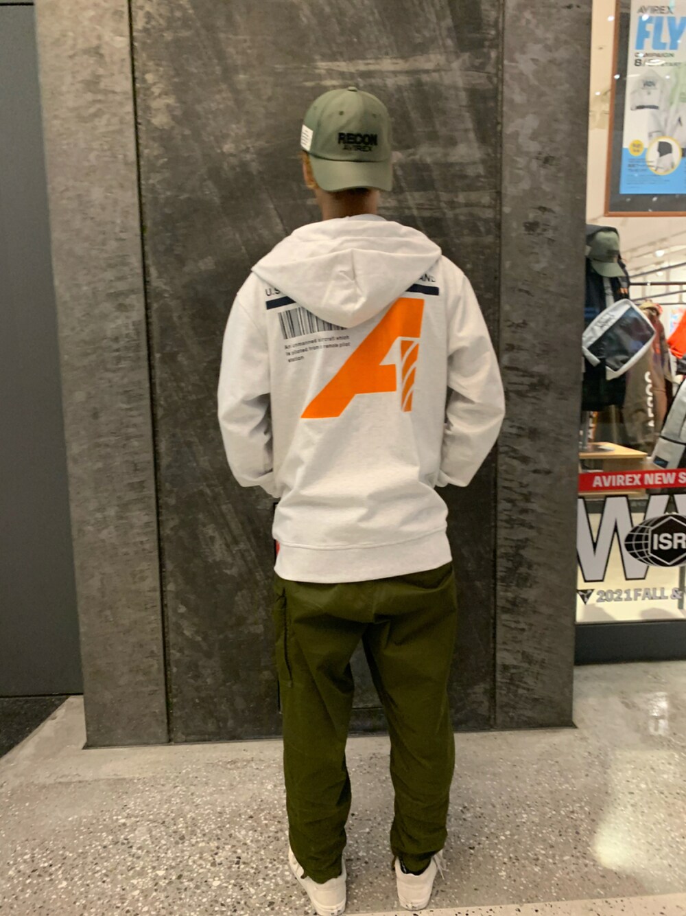 「AVIREX、AVIREX梅田店、ファッションの力を信じよう、いいね、save、フォローお願いします🤑、フォローミー、いいね返し、フォローお願いします、ウインドガード、パーカー、キャップ」｜「AVIREXの【AVIREX FLYER’S】パーカー スウェット / LS PARKA SWEAT AF / アヴィレックス / AVIREX（パーカー、グレー系）」を使った、アオさん（メンズ・176cm）の秋コーディネートの1枚目の写真