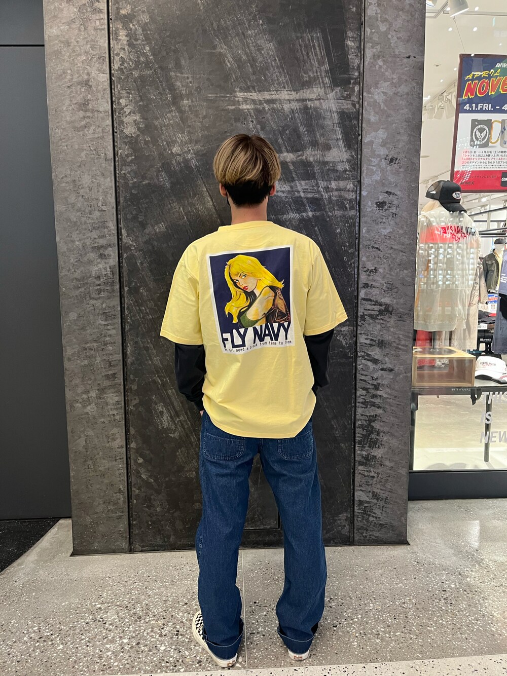 ブルー系のデニムパンツ、ベージュ系のTシャツ/カットソーを着用したメンズの春コーディネートの1枚目の写真