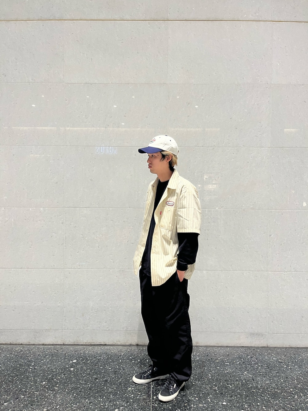 「AVIREX、AVIREX梅田店、ファッションの力を信じよう、休日コーデ、シンプルコーデ、春服みてみて、メンズコーデ、春、スニーカー」｜「AVIREXのAVIATOR DINER LOW CAP / アヴィエーター ダイナー キャップ（キャップ、ホワイト系）」を使った、アオさん（メンズ・176cm）の春コーディネートの1枚目の写真