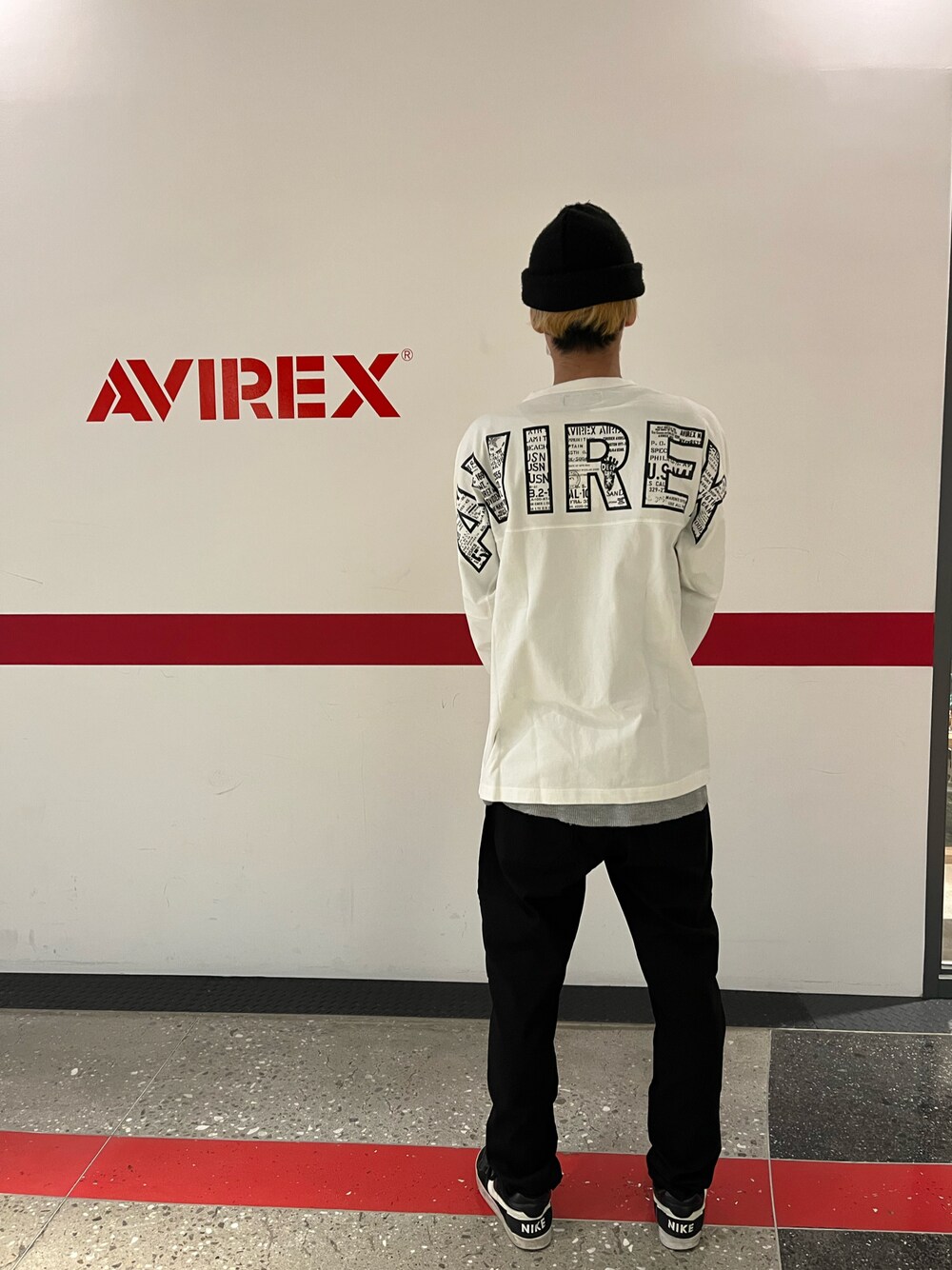 「AVIREX、AVIREXBelle、AVIREX梅田店、いいね、save、フォローお願いします🤑、いいね返し、いいね＆フォロー よろしくお願いします！、フォローミー、フォローお願いします、フォロー返します、フォロバ」｜「AVIREXの長袖 Tシャツ メガ ロゴ / LONG SLEEVE T-SHIRT MEGA LOGO / アヴィレックス / AVIREX（Tシャツ/カットソー、ホワイト系）」を使った、アオさん（メンズ・176cm）の冬コーディネートの1枚目の写真