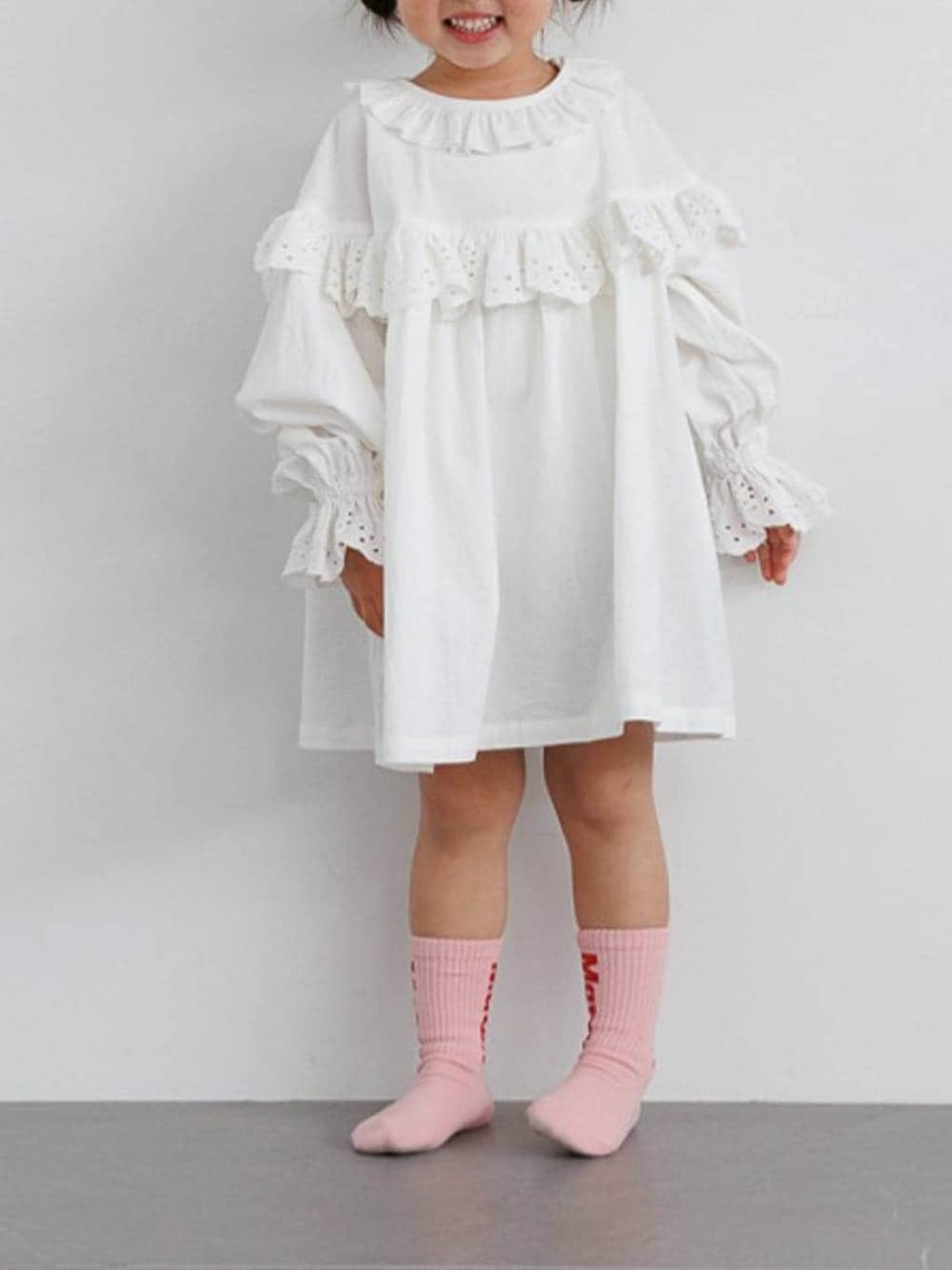 ホワイト系のワンピースを着用したキッズの春コーディネートの1枚目の写真