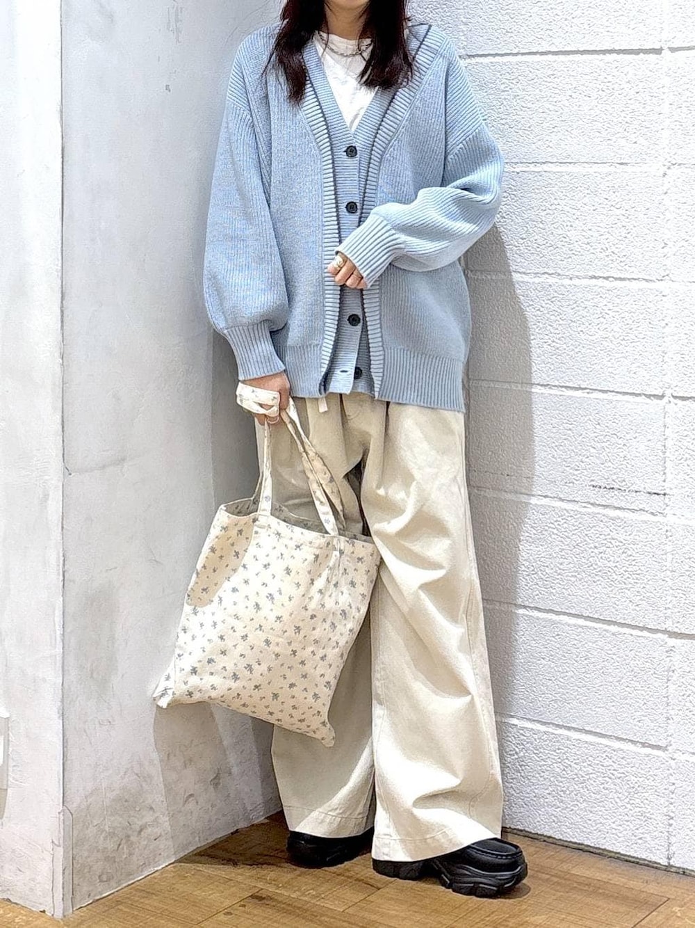 その他のトートバッグ、ブルー系のカーディガン/ボレロ、ホワイト系のデニムパンツを着用したレディースの冬コーディネートの1枚目の写真