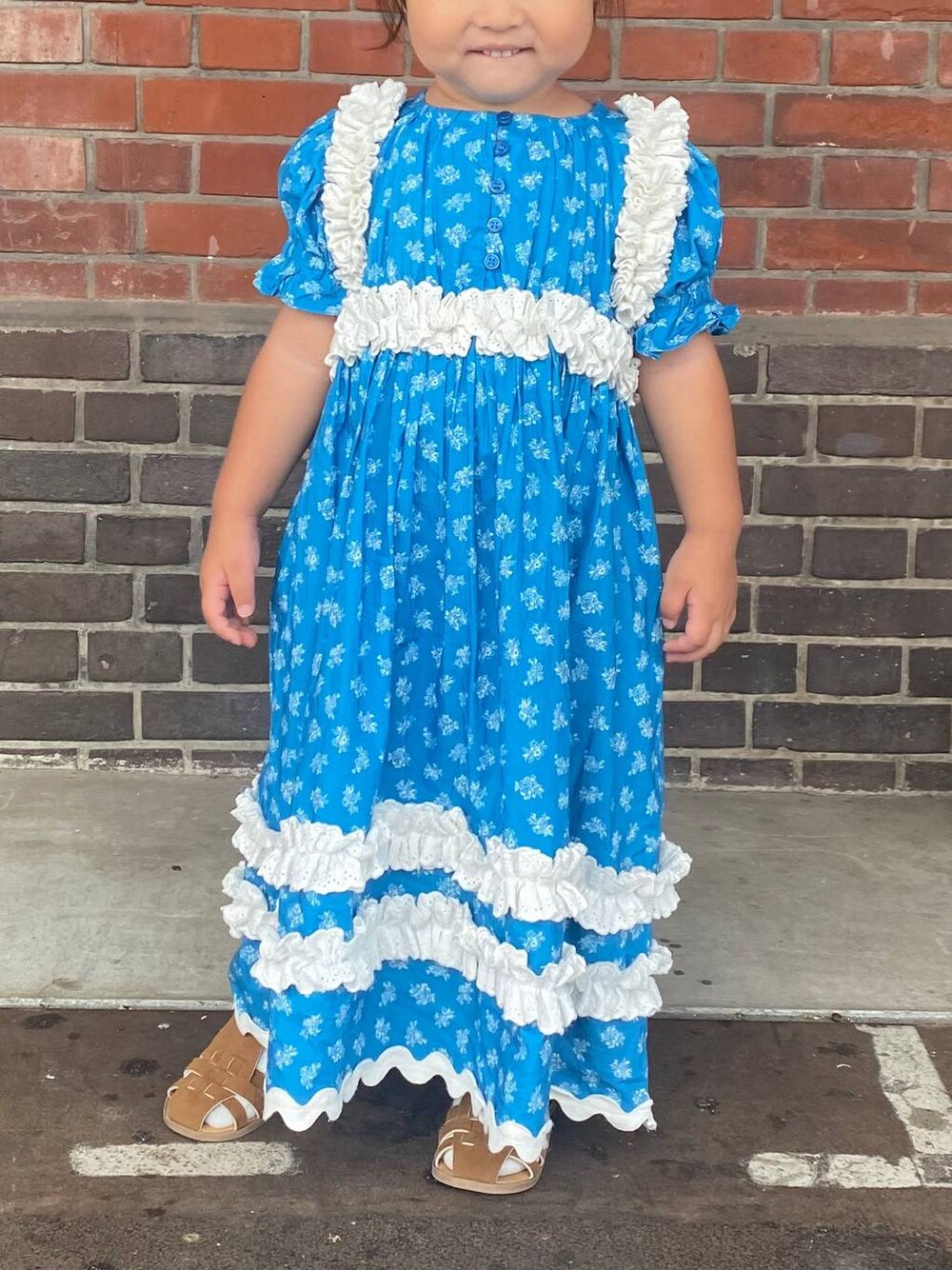 ブルー系のワンピースを着用したキッズの夏コーディネートの1枚目の写真