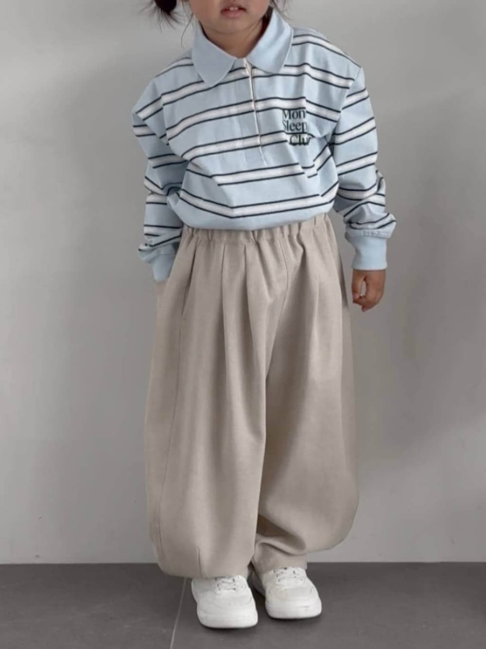 ベージュ系のその他パンツ、ブルー系のポロシャツを着用したキッズの春コーディネートの1枚目の写真