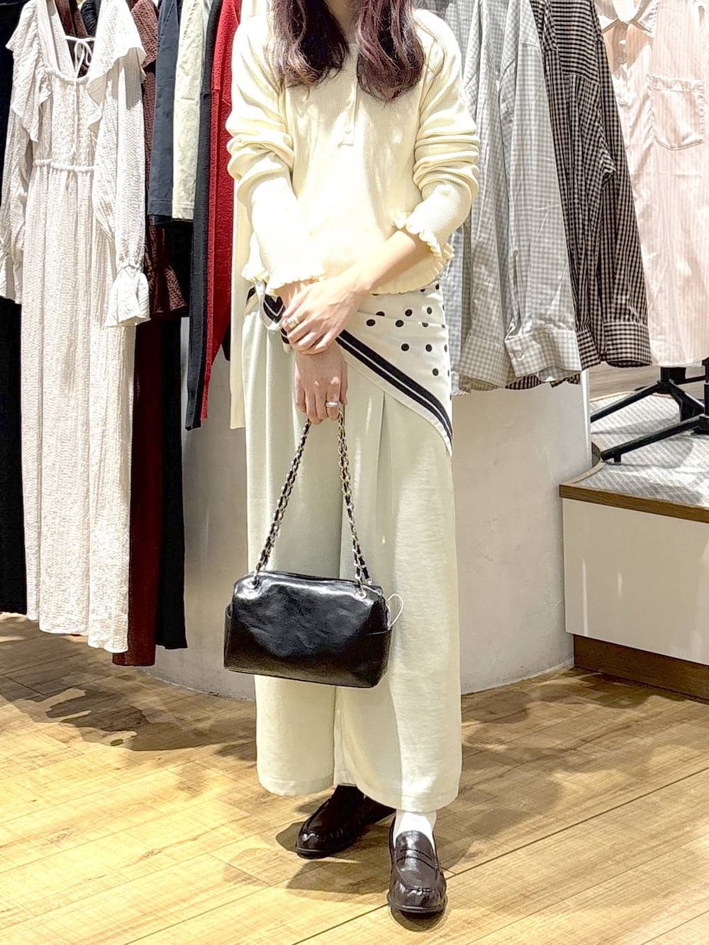 ブラック系のショルダーバッグ、ブラウン系のローファー、グリーン系のその他パンツを着用したレディースの冬コーディネートの1枚目の写真