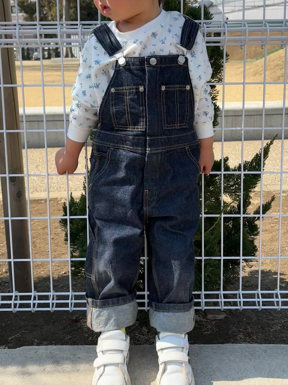 「ゆったり、休日コーデ、春コーデ、冬コーデ、ローリーズスタイル_LOWRYS FARM、ベーシック/シンプル、カジュアル、LOWRYS FARM」｜「LOWRYS FARMのＣＯＮＥオーバーオール　 131394（サロペット/オーバーオール、ブルー系）」を使った、hm4150さん（キッズ・100cm）の春コーディネートの1枚目の写真