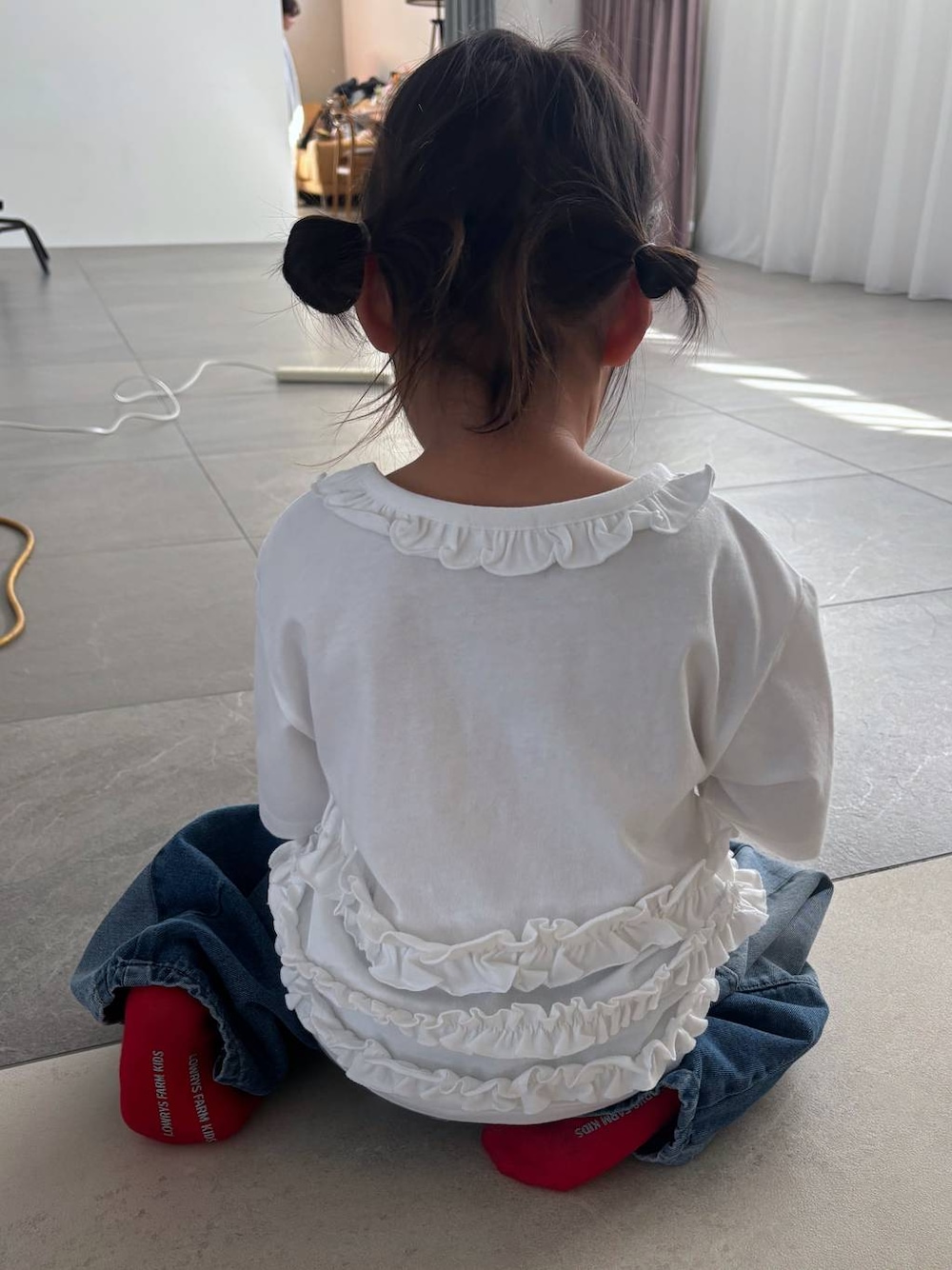 ホワイト系のTシャツ/カットソーを着用したキッズの春コーディネートの1枚目の写真