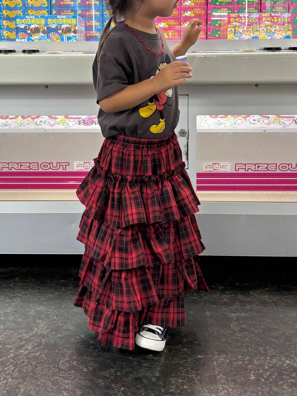 レッド系のスカート、レッド系のネックレスを着用したキッズの秋コーディネートの1枚目の写真