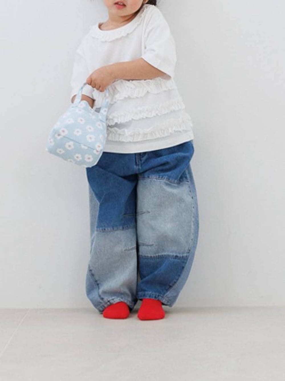 ブルー系のデニムパンツ、ホワイト系のTシャツ/カットソー、レッド系のソックス/靴下を着用したキッズの春コーディネートの1枚目の写真