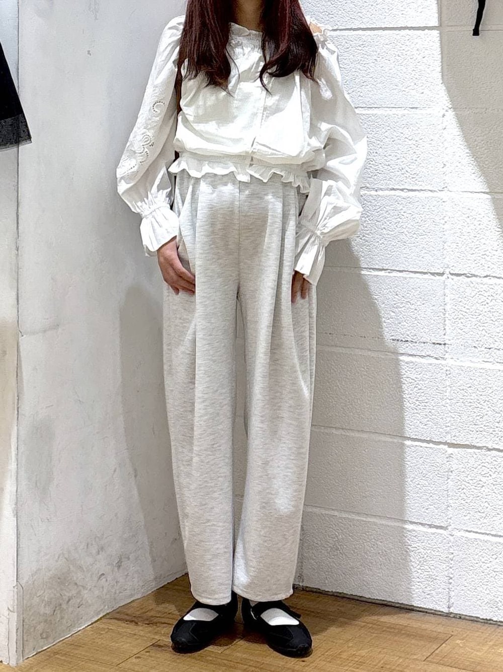 グレー系のスウェットパンツ、ブラック系のスニーカー、ホワイト系のシャツ/ブラウスを着用したレディースの春コーディネートの1枚目の写真