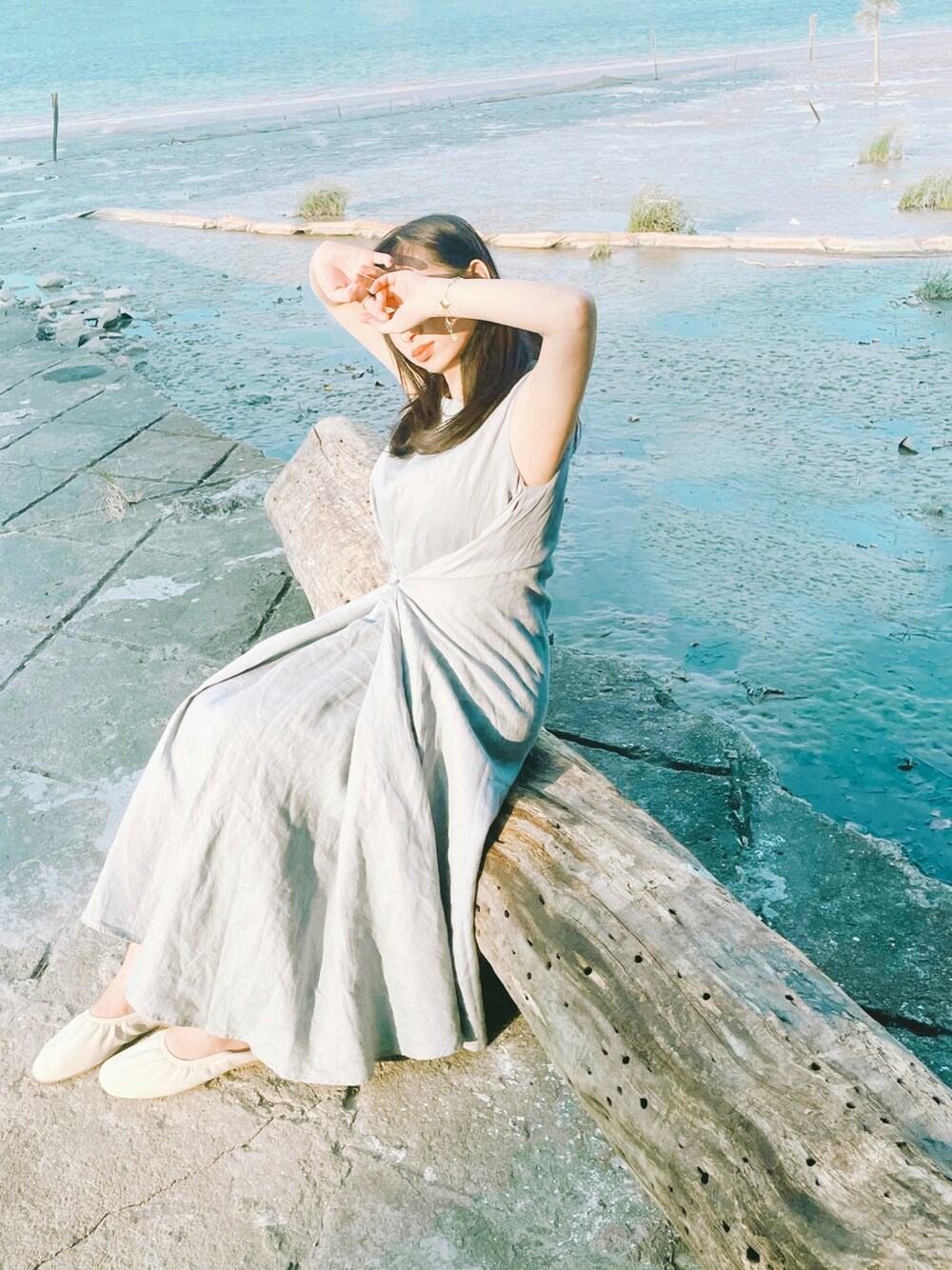 「海、ブルー、ワンピース、夏コーデ、休日スタイル」｜「LAGUNAMOONのバリエーションスタイルLINENワンピース（ワンピース、ブルー系）」を使った、Ovinaさん（レディース・151cm）の秋コーディネートの1枚目の写真