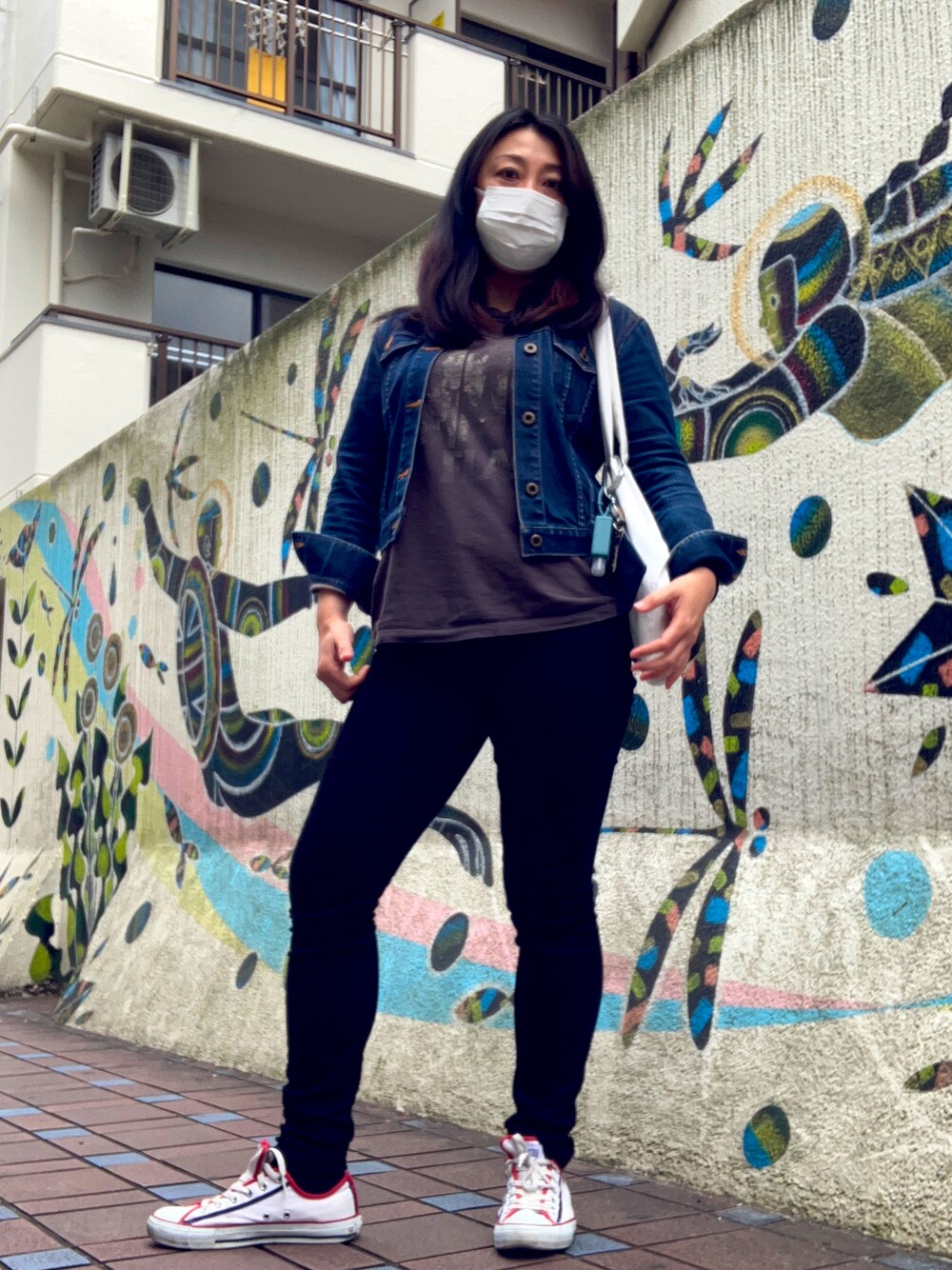 「バンドT、BLACKFLAG、休日コーデ、ジージャン、Gジャン、ヒステリックス、スニーカー、コンバース、黒スキニー、Tシャツ、Tシャツコーデ、ユニクロ、バンドTシャツ」｜「CONVERSE ALL STARのアイテム（スニーカー、ホワイト系）」を使った、イトシノエリーさん（レディース・158cm）の春コーディネートの1枚目の写真