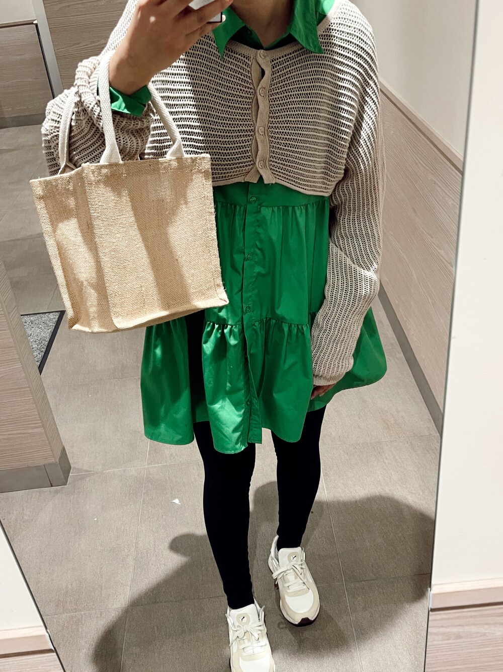「オトナカジュアル、シンプルコーデ、春夏コーデ、カラーコーデ、ootd、ラクチンコーデ、スニーカー、夏、シャツワンピ、グリーン」｜「emmiのアイテム（スニーカー、ホワイト系）」を使った、alexiayu922さん（レディース・163cm）の春コーディネートの1枚目の写真
