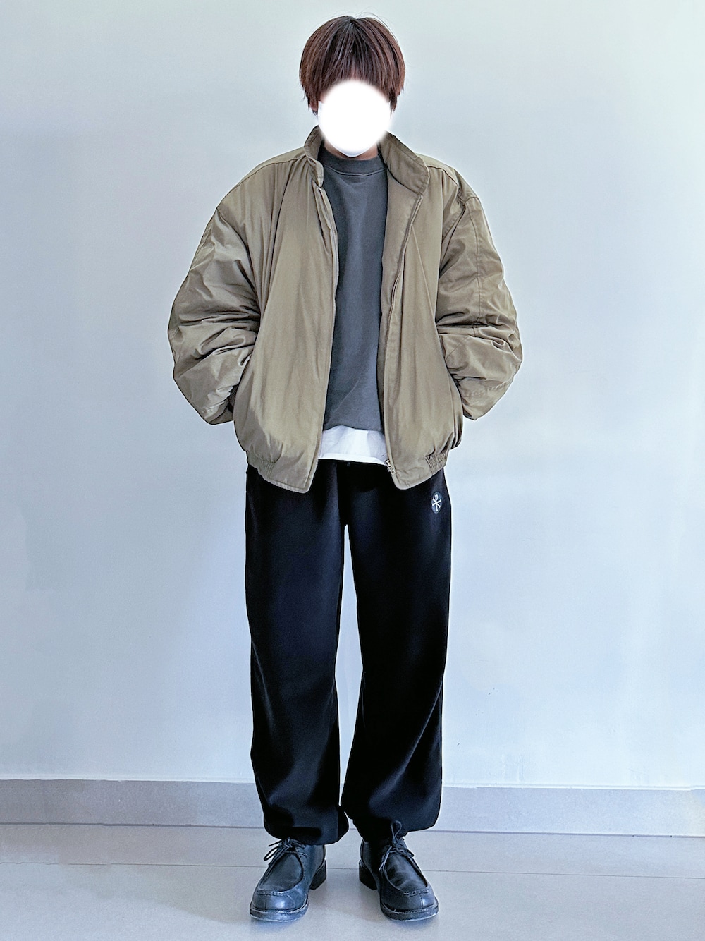 「ジャケット、スウェット、スウェットパンツ、春のおしゃ見えテクニック、春、ワイドパンツ、ゆるコーデ、モノトーン、カジュアル、大人女子、シンプル、シャツスタイル、ビッグシルエット、おしゃれさんと繋がりたい、大人かわいい」｜「Saturdays NYCのアイテム（ジャージ、グレー系）」を使った、RURURUKIAさん（レディース・165cm）の春コーディネートの1枚目の写真
