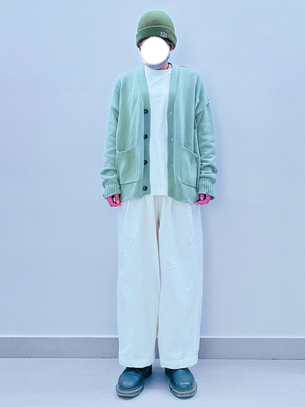 「ニット、ニット帽、春、春服デビュー宣言、お洒落さんとつながりたい、カジュアル、ワイドパンツ、ゆるコーデ、大人カジュアル、オーバーサイズ、カーゴパンツ、春色、シンプル、長袖シャツ、ロンT」｜「SOULGOODSのアイテム（ニットキャップ/ビーニー、グリーン系）」を使った、RURURUKIAさん（レディース・165cm）の春コーディネートの1枚目の写真