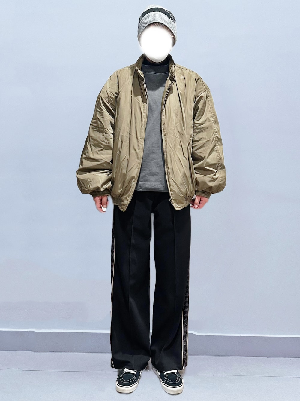 「ニット帽、ジャケット、モノトーン、ゆるコーデ、ワイドパンツ、スニーカー、スウェット、冬アウター、おしゃれさんと繋がりたい、シンプル、冬、オトナ女子、大人かわいい、ブルゾン、冬コーデ」｜「Saturdays NYCのアイテム（ジャージ、グレー系）」を使った、RURURUKIAさん（レディース・165cm）の冬コーディネートの1枚目の写真