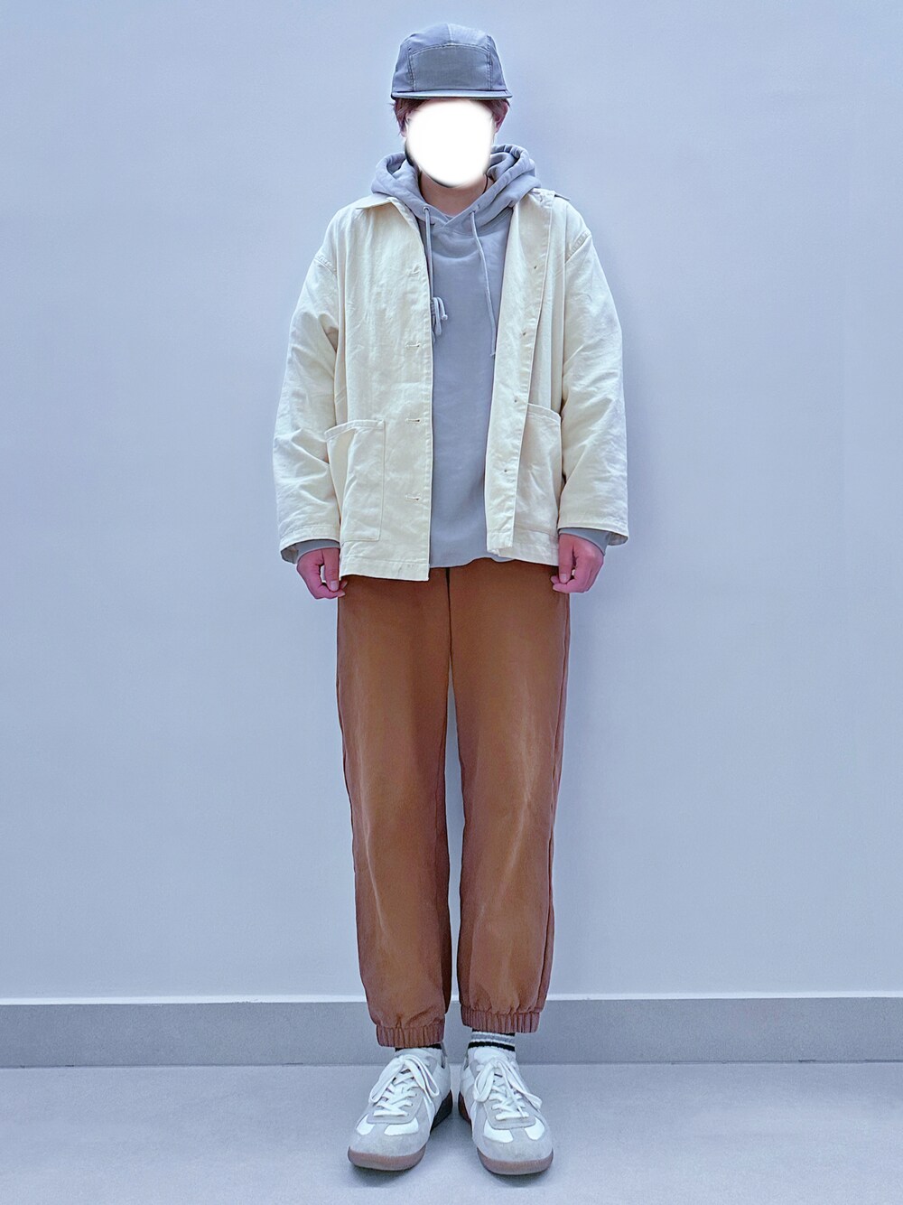 「大人カジュアル、今日のコーデ、スニーカー、ジョガーパンツ、ラインパンツ、スウェットパンツ、キャンプ、パーカー、ジャケット、ゆるコーデ、春、春コーデ、シンプル、キレイめ、MUJI」｜「UNIQLOのアイテム（帽子、グレー系）」を使った、RURURUKIAさん（レディース・165cm）の春コーディネートの1枚目の写真