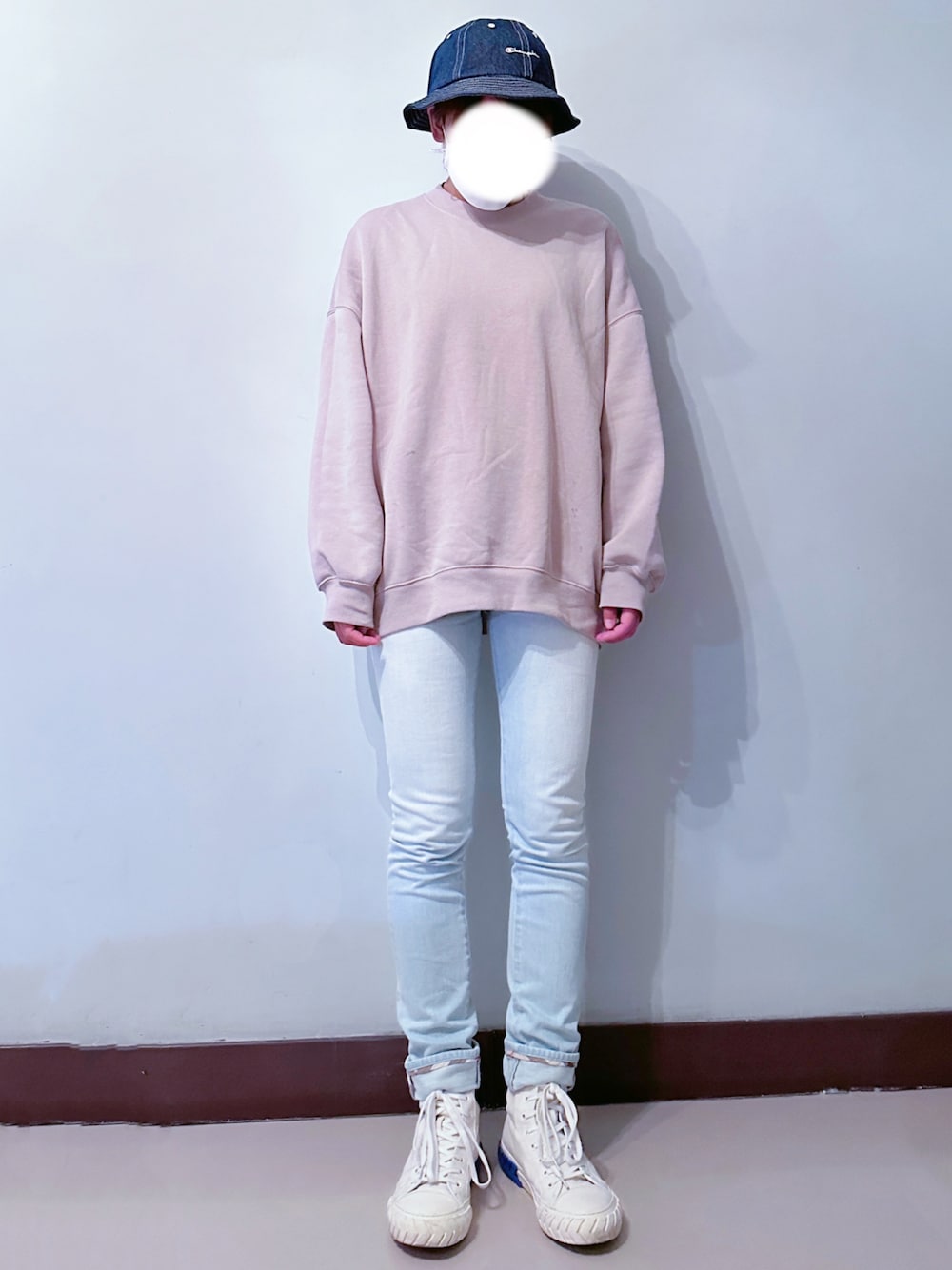 「カジュアルコーデ、今日のコーデ、秋服コーデ、秋、大人コーデ、デニム、デニムパンツ、バーバリー、スニーカー、スウェット、おしゃれさんと繋がりたい、オーバーサイズ、シンプルコーデ、秋冬」｜「ChampionのChampion/チャンピオン/MetroHat（ハット、ブルー系）」を使った、RURURUKIAさん（レディース・165cm）の秋コーディネートの1枚目の写真