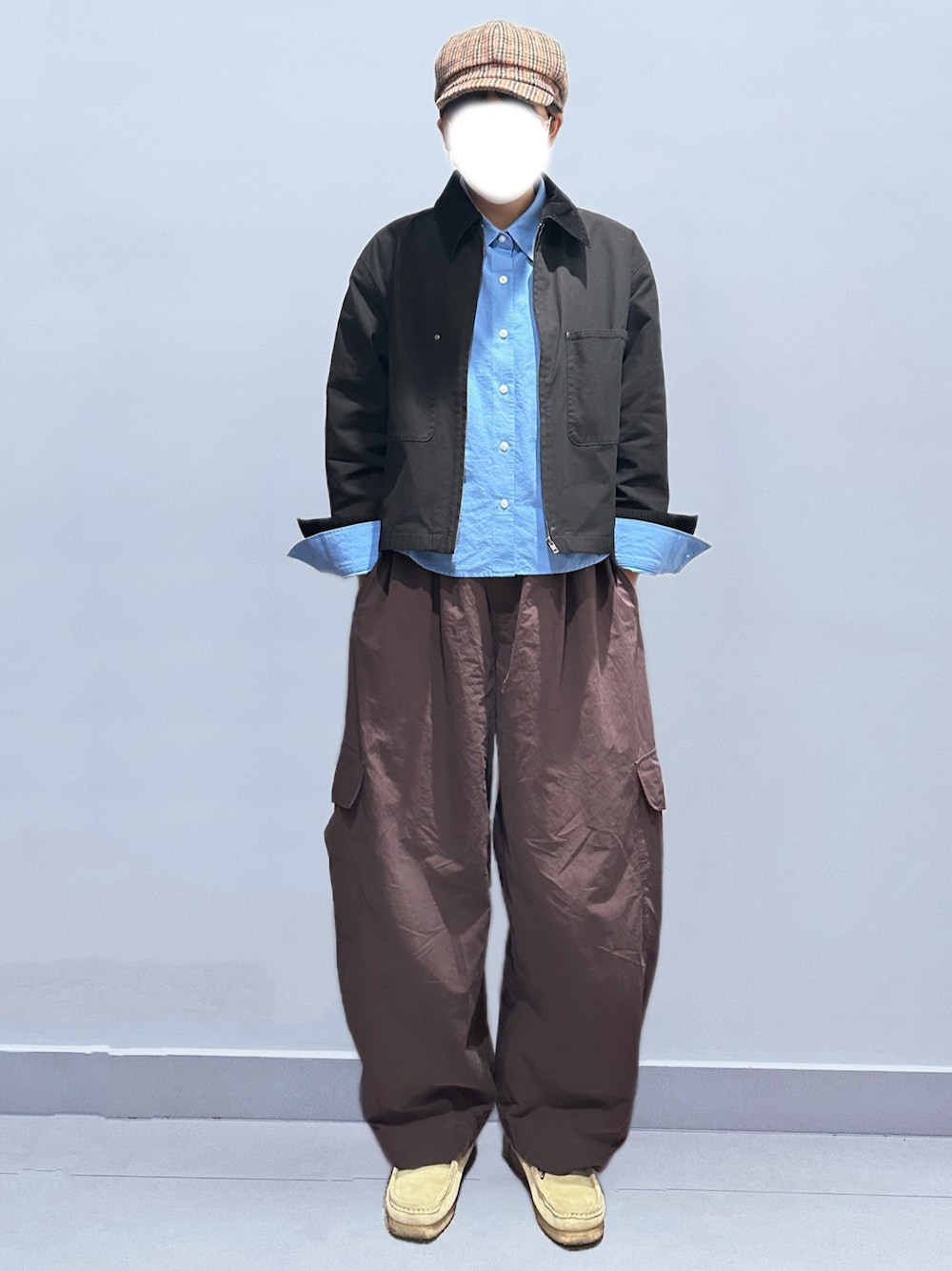 ベージュ系のモカシン/デッキシューズ、ブルー系のシャツ/ブラウス、ブラック系のジャケット/アウターを着用したレディースの冬コーディネートの1枚目の写真