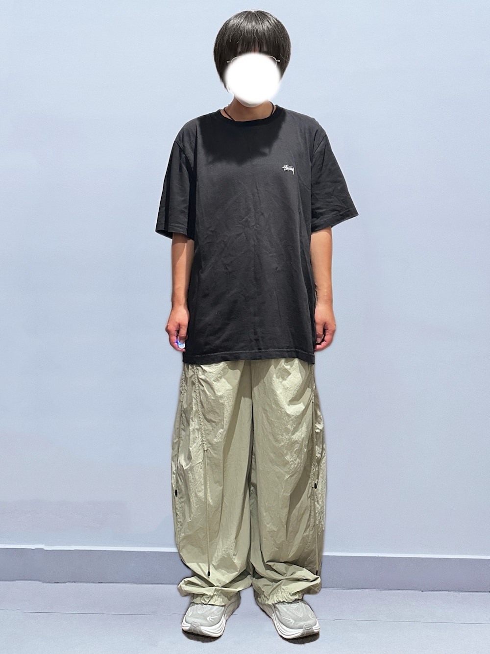 ブラック系のTシャツ/カットソー、その他のパンツ、グレー系のシューズを着用したレディースの秋コーディネートの1枚目の写真