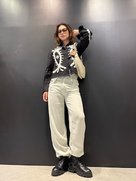 「Desigual（デシグアル）のエスニック刺繍ランタンスリーブシャツ（シャツ/ブラウス、ブラック系）」を使った、Desigual 名古屋 STAFFさん（レディース・170cm）の春コーディネート