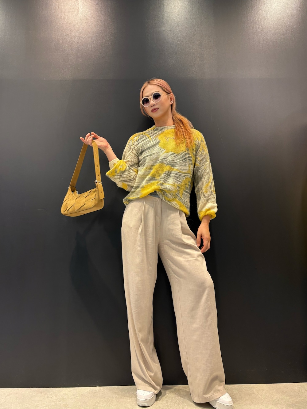 「柄ニット、イエローニット、シンプルコーデ、お出かけコーデ、高身長コーデ」｜「Desigualのアイテム（ニット/セーター、イエロー系）」を使った、Desigual 名古屋 STAFFさん（レディース・170cm）の秋コーディネートの1枚目の写真