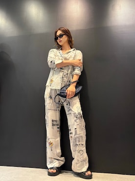 「Desigual（デシグアル）のニュースペーパー柄 とろみロングシャツ【2026-2027年秋冬新作】（シャツ/ブラウス、ホワイト系）」を使った、Desigual 名古屋 STAFFさん（レディース・160cm）の夏コーディネート