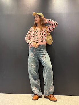 「Desigual（デシグアル）のフラワーモチーフ ピンククロシェカーディガン 2026年春夏 新作（ニット/セーター、レッド系）」を使った、Desigual 名古屋 STAFFさん（レディース・170cm）の春コーディネート