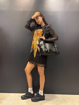 「Desigual（デシグアル）のブラック ゴールド フラワープリント シャツワンピース（ワンピース、ブラック系）」を使った、Desigual 名古屋 STAFFさん（レディース・165cm）の夏コーディネート