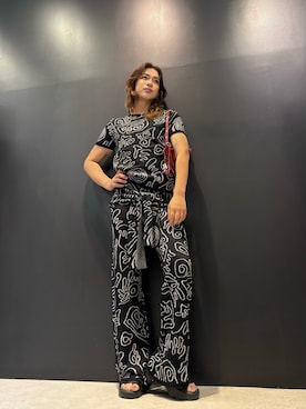 「Desigual（デシグアル）のスワール柄 半袖ニットTシャツ ブラック【2026-2027年秋冬新作】（Tシャツ/カットソー、ブラック系）」を使った、Desigual 名古屋 STAFFさん（レディース・160cm）の夏コーディネート