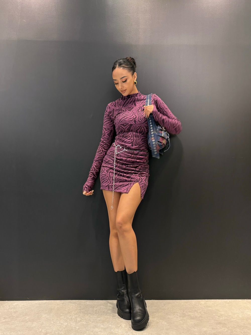 レッド系のワンピース/ドレス、ブルー系のバッグ、シルバー系のベルトを着用したレディースの秋コーディネートの1枚目の写真