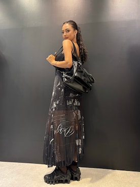 「Desigual（デシグアル）のチャームチェーンフラップバッグ【2026秋冬新作】（バックパック/リュック、ブラック系）」を使った、Desigual 名古屋 STAFFさん（レディース・160cm）の夏コーディネート