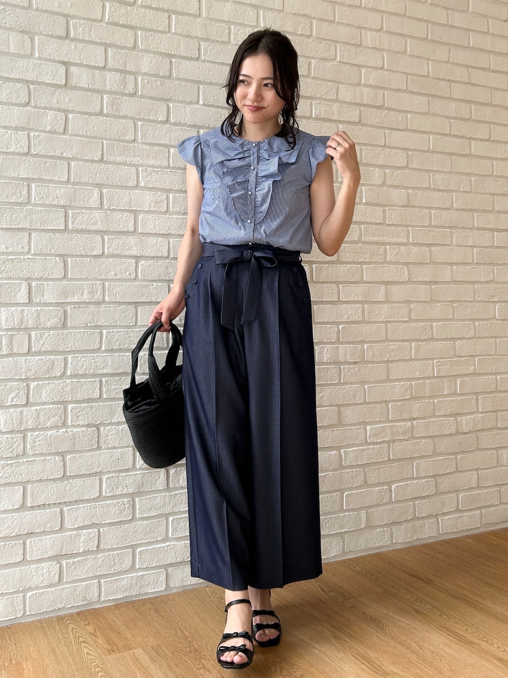ブルー系のシャツ/ブラウス、ブルー系のその他パンツ、ブラック系のトートバッグを着用したレディースの夏コーディネートの1枚目の写真